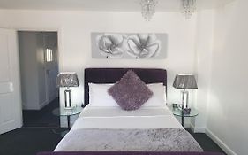 The Rowditch Room With Private Rear Garden And Driveway Hotel Milton Keynes United Kingdom